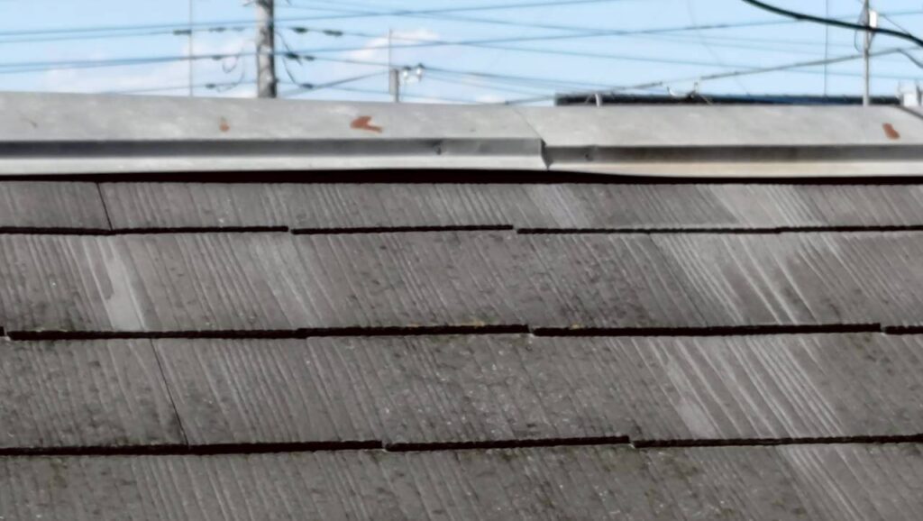 浮き上がりにより屋根材との間に隙間ができた棟板金