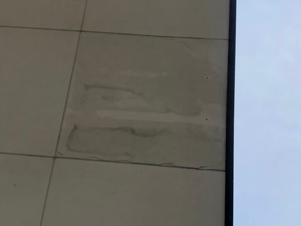 雨漏りの水分で茶色い雨染みが生じた軒天