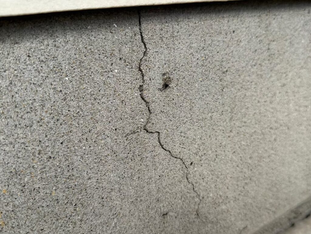 地震の影響でひび割れが広がった住宅基礎の劣化状態