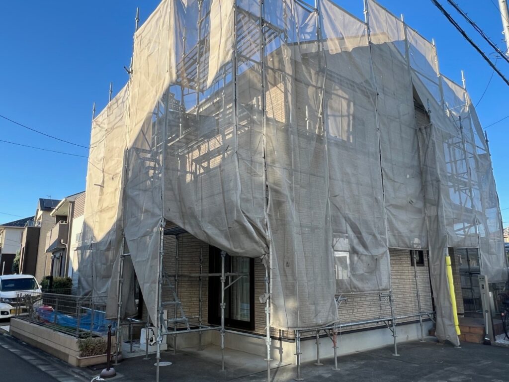 屋根のカバー工法工事の現場で実際に撮影した仮設足場設置の作業写真