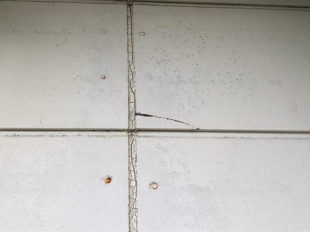 硬化してひび割れた外壁コーキングの劣化状態