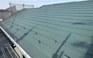【川越市の施工事例】屋根のカバー工法工事で防水シート施工から新規屋根材取付まで対応