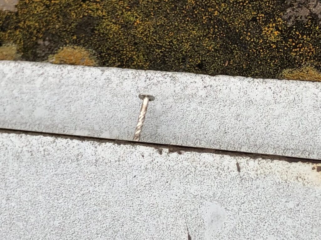 強風で煽られて釘浮きが発生した棟板金