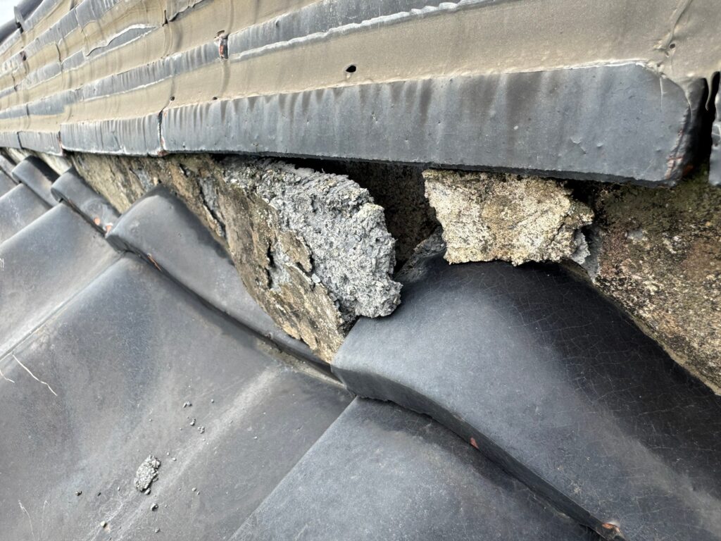 漆喰が剥離して隙間ができた瓦屋根の劣化状態