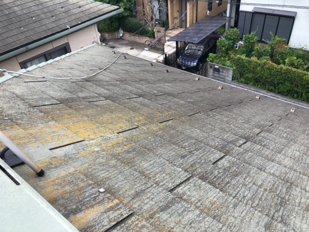 汚れや苔が広がった屋根表面の経年劣化