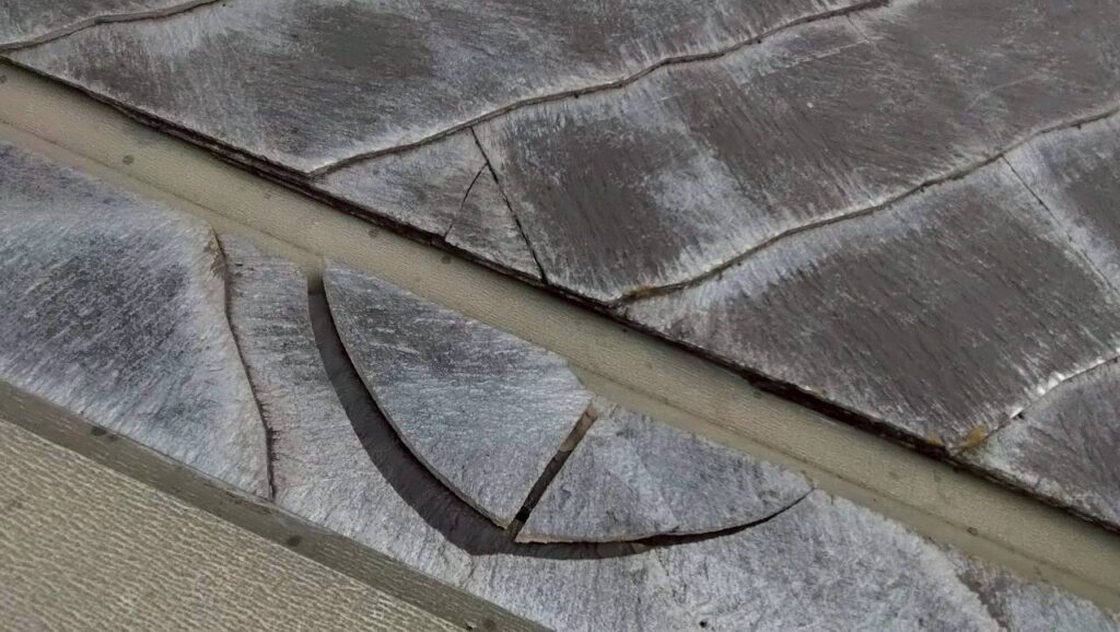 強風や飛来物の衝撃でへこんだ棟板金の変形箇所