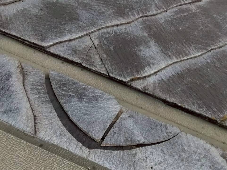 台風の影響により屋根材が割れており、雨水が侵入しやすい状態
