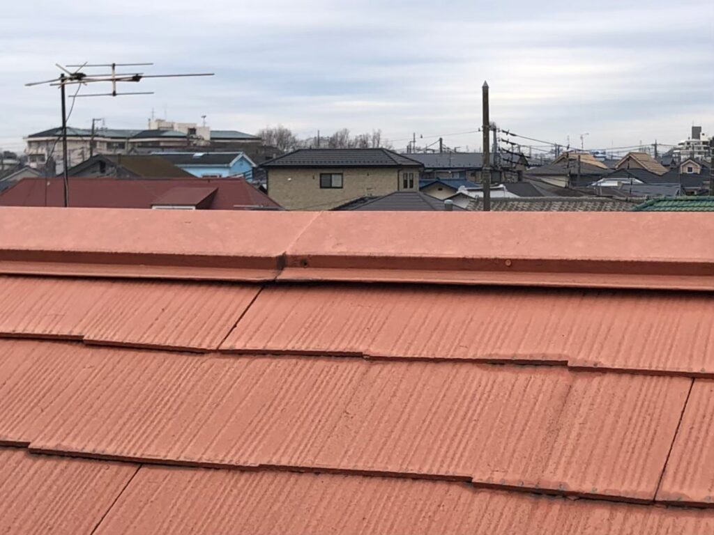 浮き上がりにより屋根材との間に隙間ができた棟板金