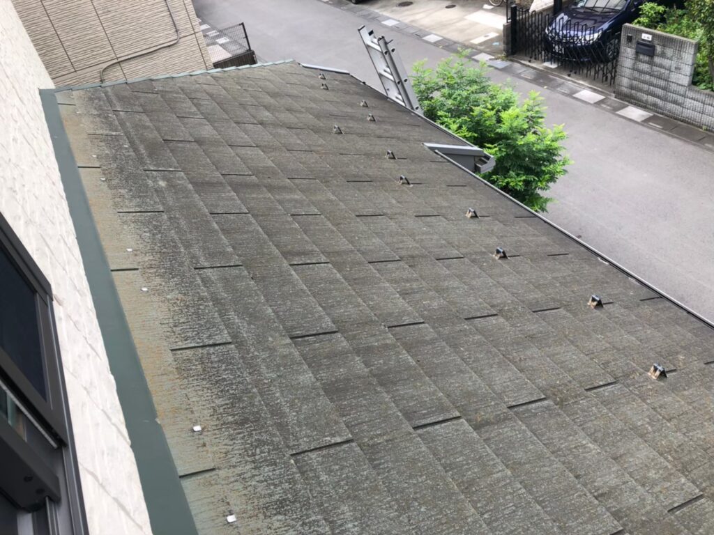 黒ずみ汚れで防水性能の低下が疑われる屋根材