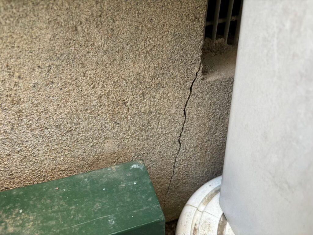 地震の影響でひび割れが広がった住宅基礎の劣化状態