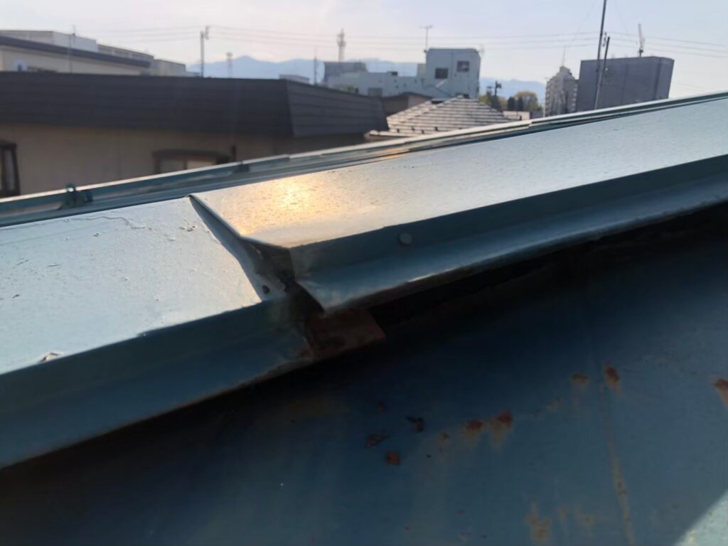 浮き上がりにより屋根材との間に隙間ができた棟板金