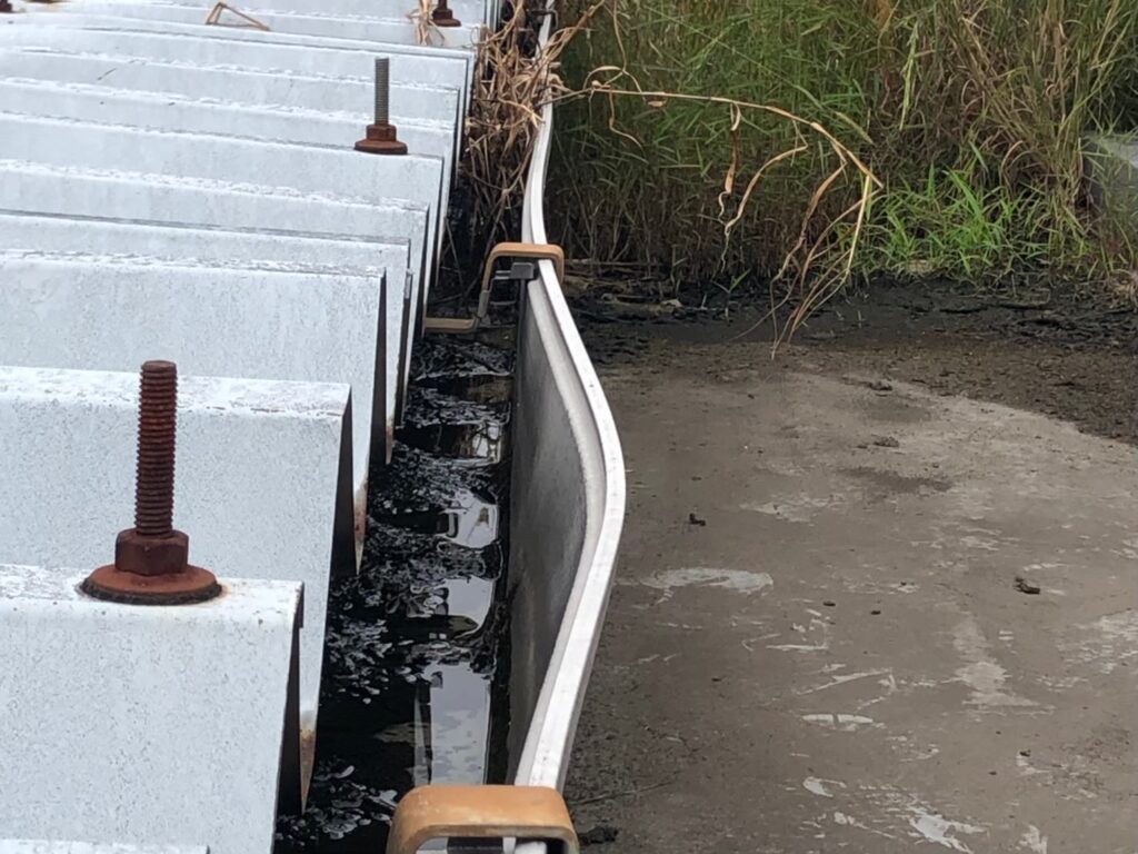 強風で大きく歪んだ雨樋と修理が必要な破損箇所