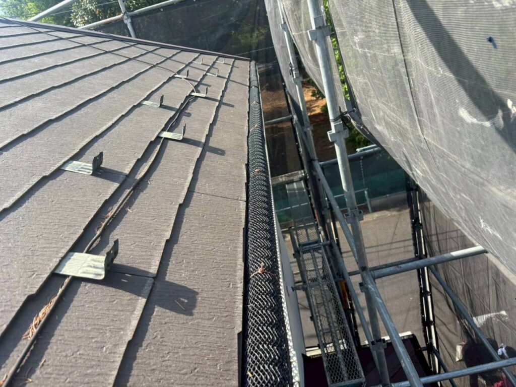 雨樋修繕工事の現場で実際に撮影した工事後の排水状態と仕上がり確認の作業写真