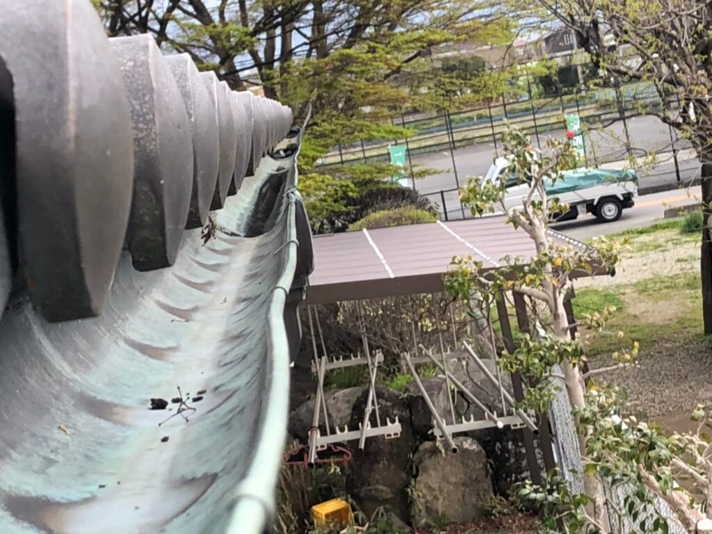 東松山市で雨樋の金具ゆるみが不安な戸建て雨樋修理の頼み方と…