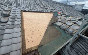 【みどり市の施工事例】屋根葺き直し工事で瓦を一時撤去し下地から防水層まで再施工