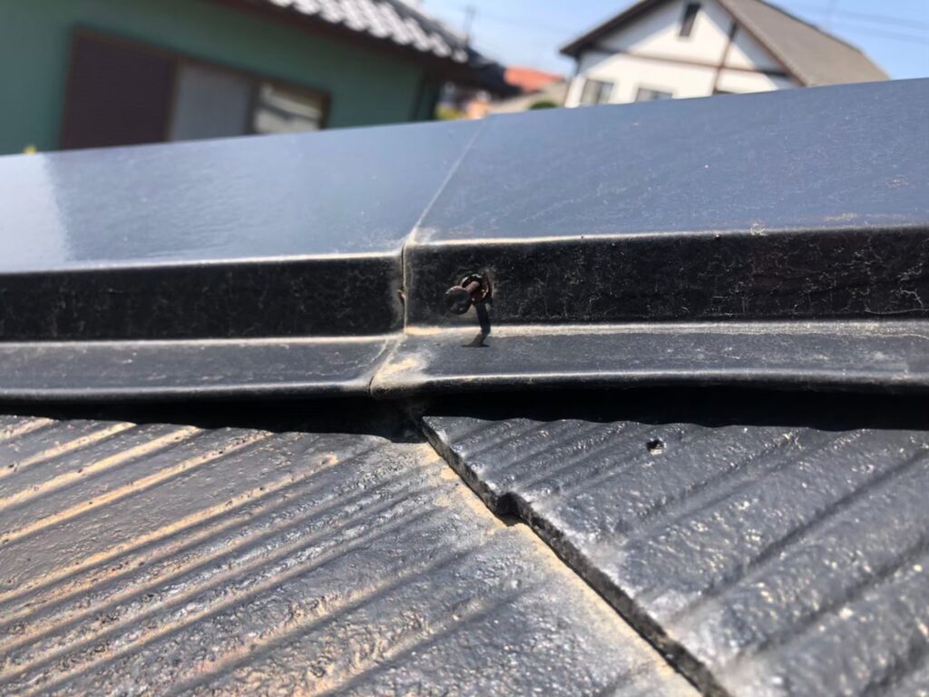 釘浮きにより固定力が低下した棟板金の劣化状態