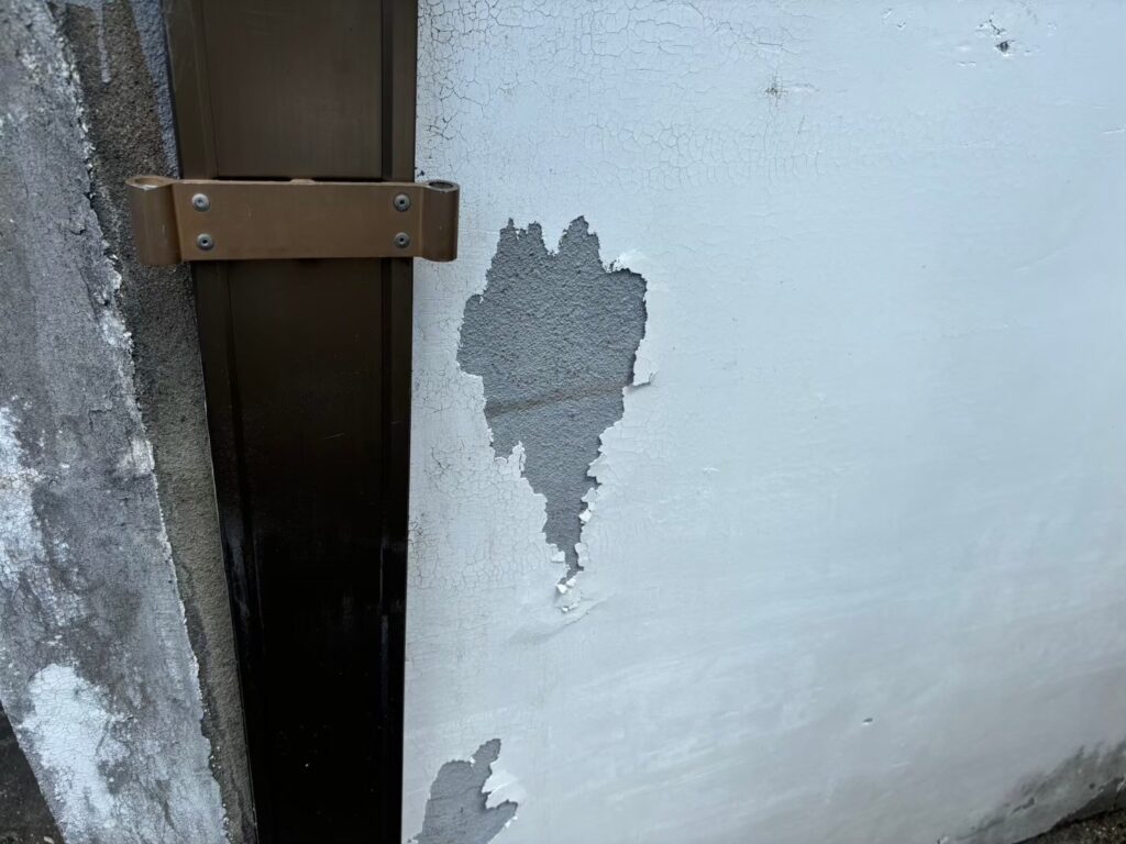 塗膜剥離が広がり雨漏りにつながる恐れがある外壁の損傷