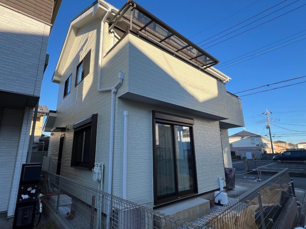 外壁塗装工事の現場で実際に撮影した工事後全景1枚目の作業写真