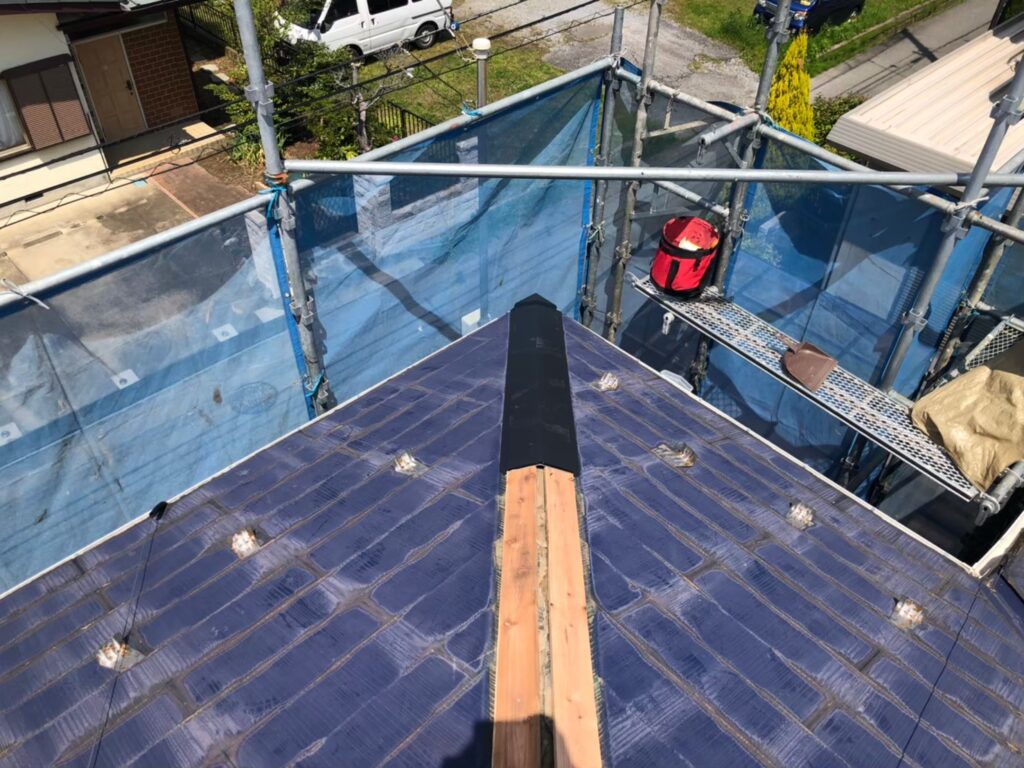 棟板金修繕工事の現場で実際に撮影した棟板金新規取付の作業写真