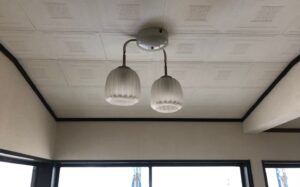 【市原市の施工事例】雨漏り修繕工事で天井雨染みを補修し室内クロスを復旧した事例
