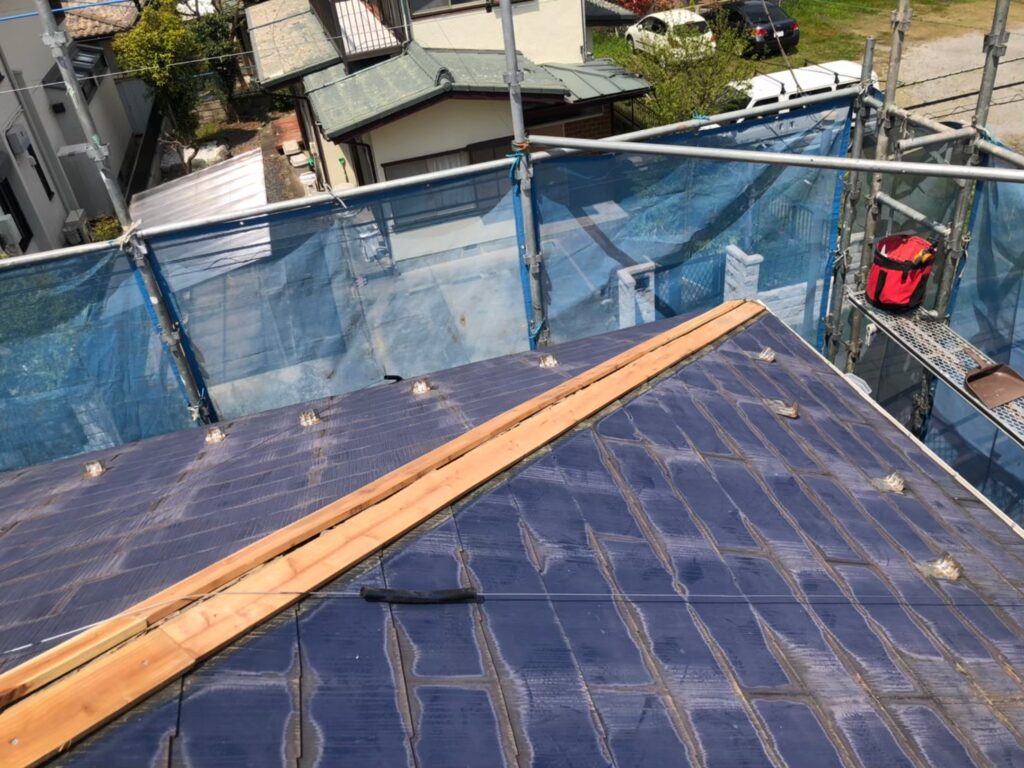 棟板金修繕工事の現場で実際に撮影した貫板新規取付1枚目の作業写真
