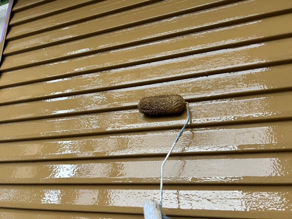 外壁塗装工事の現場で実際に撮影した雨戸シャッター塗装の作業写真