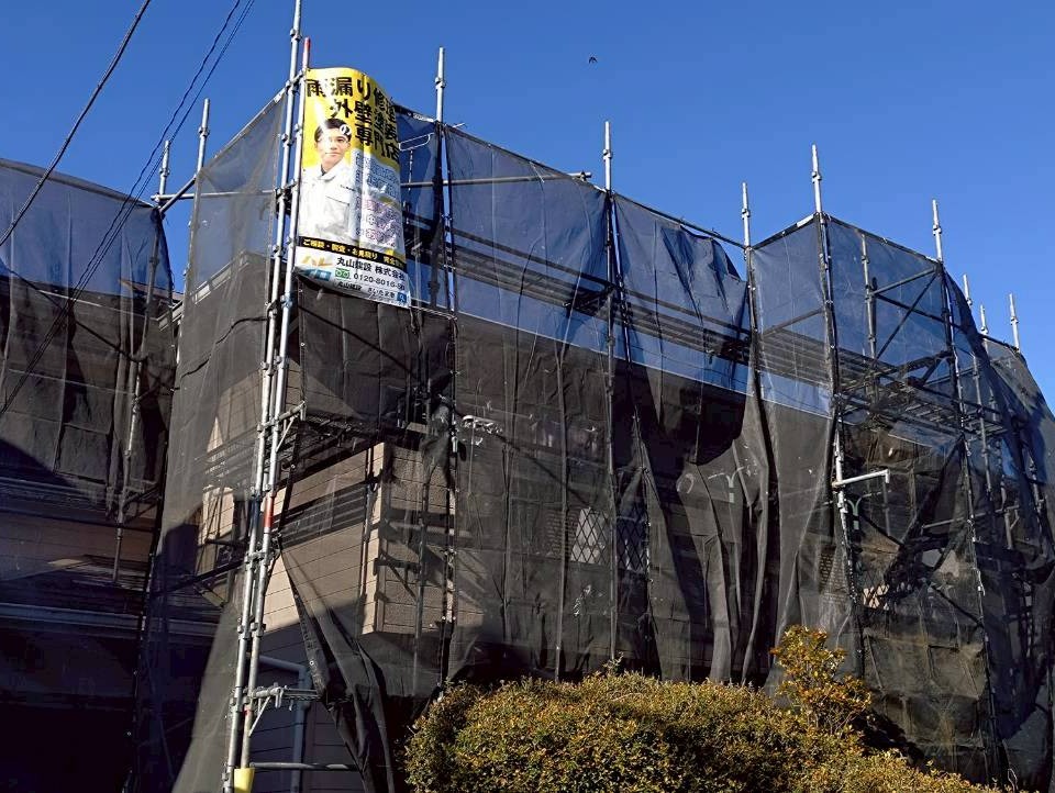 棟板金修繕工事の現場で実際に撮影した仮設足場設置とメッシュシートの作業写真
