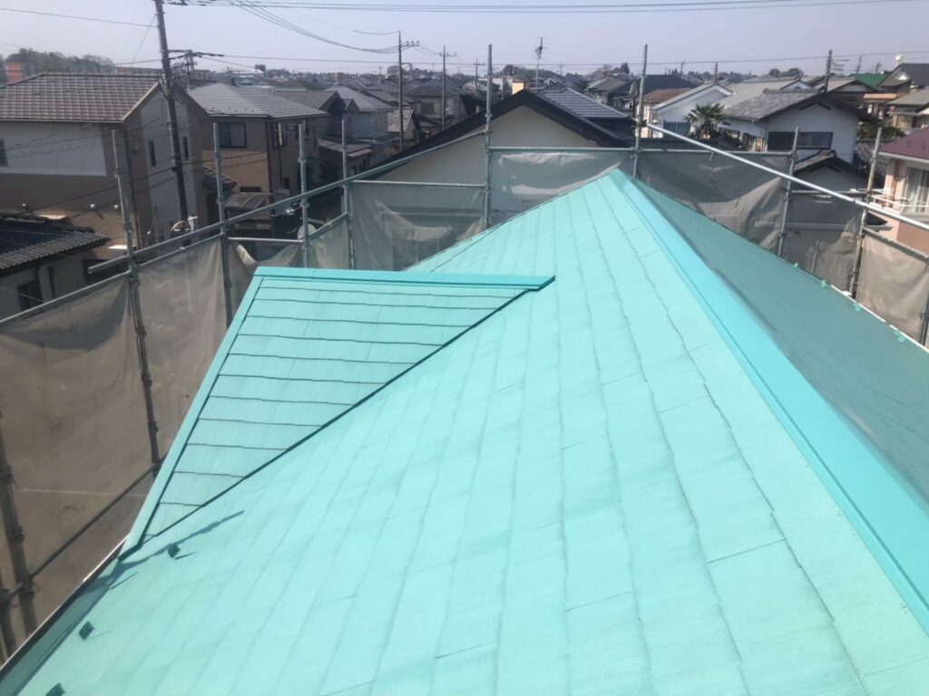 棟板金修繕工事の現場で実際に撮影した棟板金塗装後全景2枚目の作業写真
