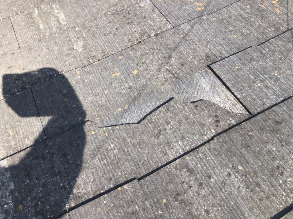 台風被害で割れた屋根材の補修が必要な状態