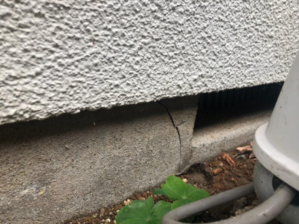 地震の影響でひび割れが広がった住宅基礎の劣化状態