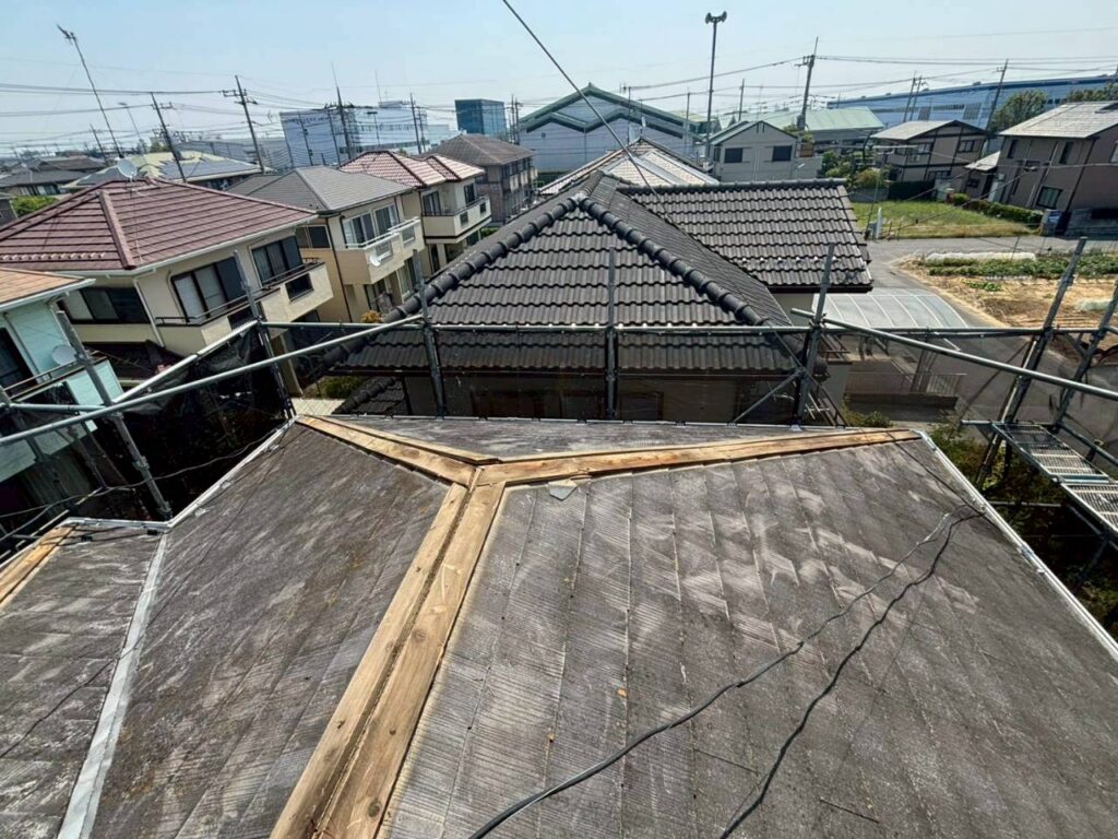 棟板金修繕工事の現場で実際に撮影した棟板金既存撤去の作業写真