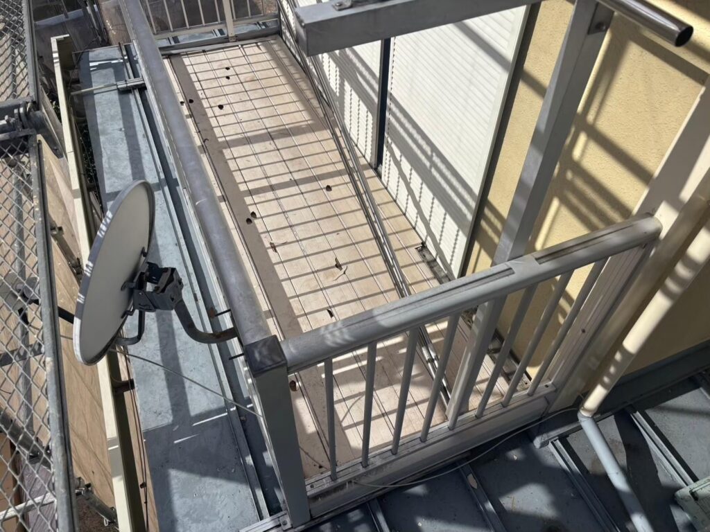 ベランダ修繕工事の現場で実際に撮影した施工前の雹被害による穴あきの作業写真