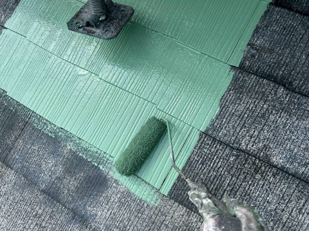 屋根塗装工事の現場で実際に撮影した中塗りの作業写真