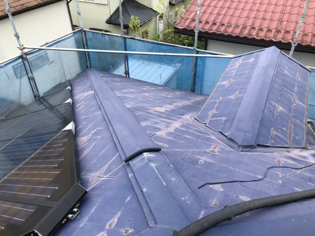 棟板金修繕工事の現場で実際に撮影した施工前のへこみの作業写真