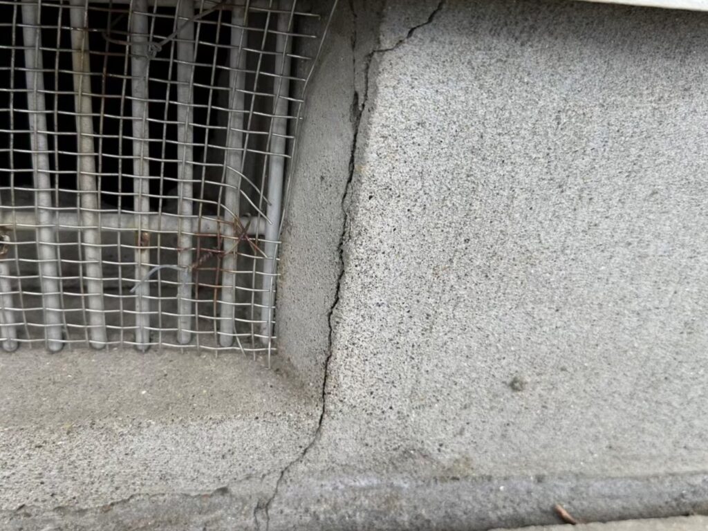 地震の影響でひび割れが広がった住宅基礎の劣化状態