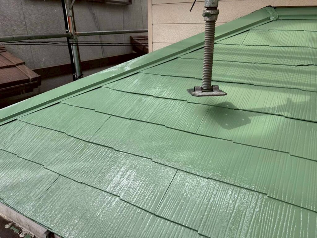 屋根塗装工事の現場で実際に撮影した仕上がり確認の屋根細部の作業写真