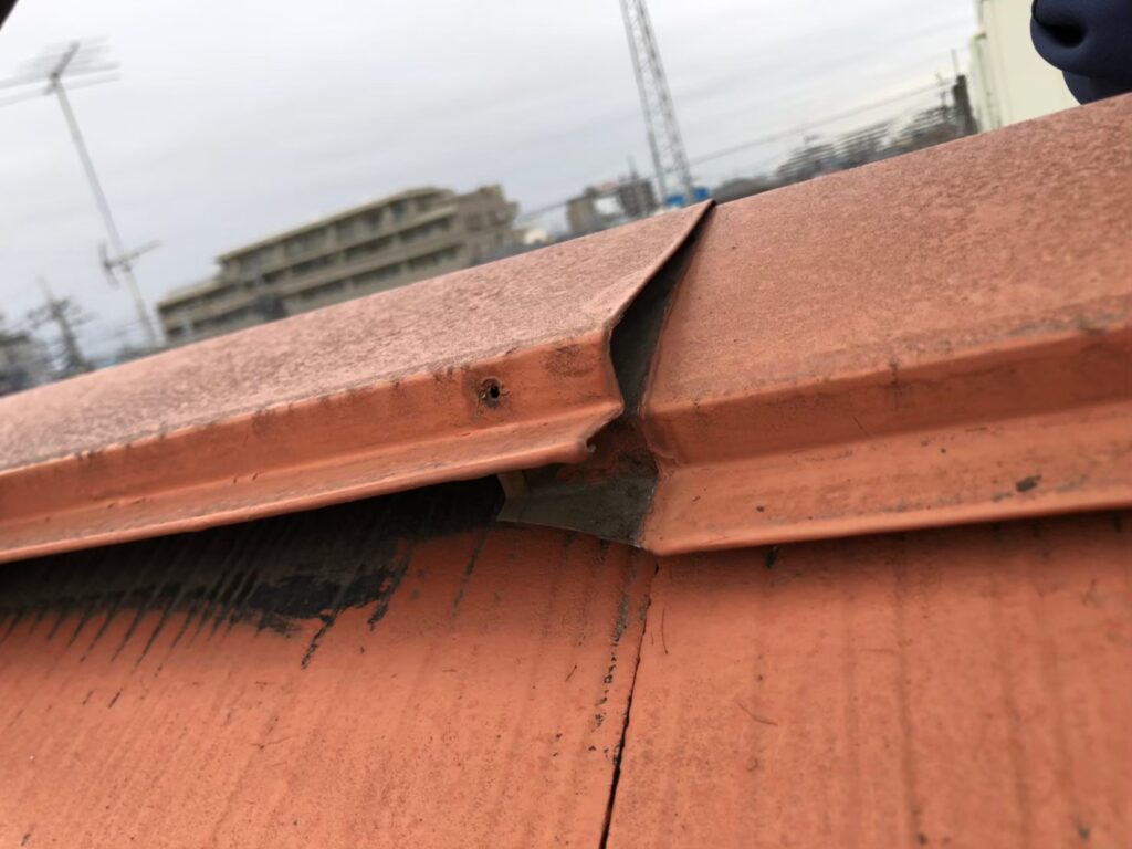 浮き上がりにより屋根材との間に隙間ができた棟板金