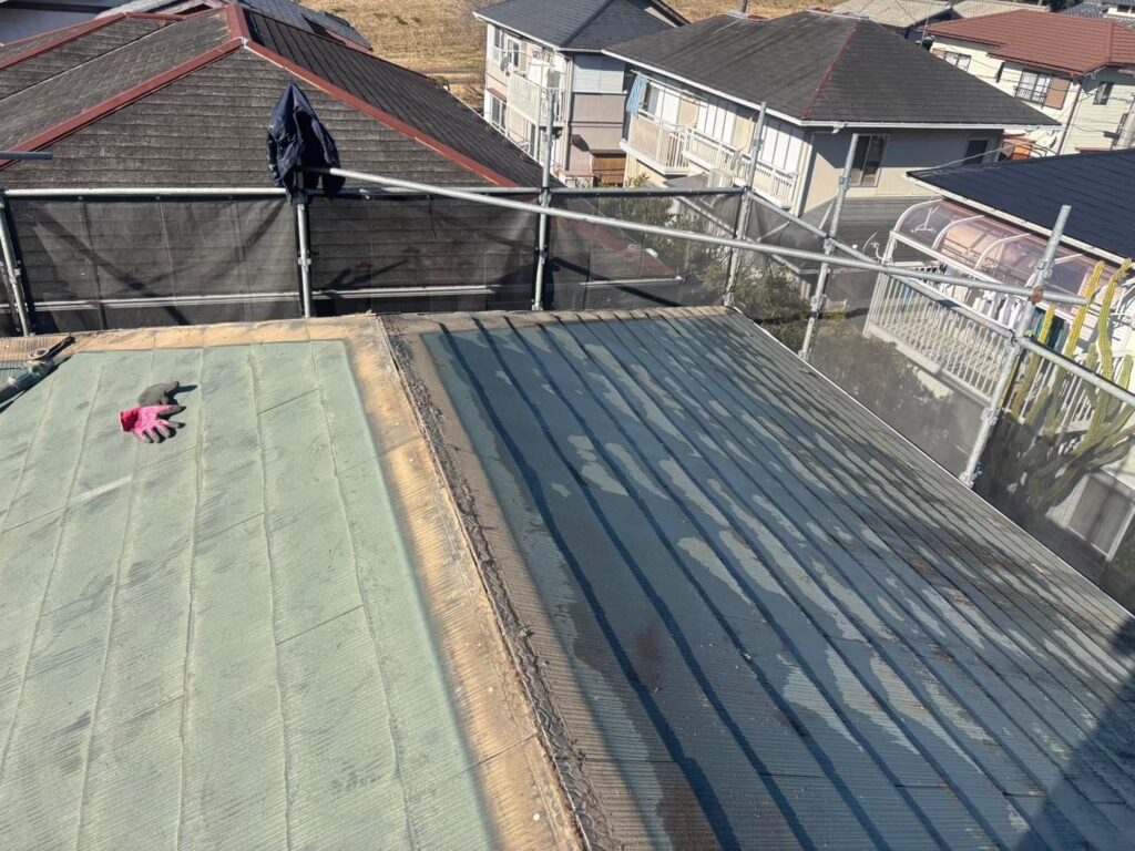 屋根のカバー工法の現場で実際に撮影した棟板金既存撤去の作業写真