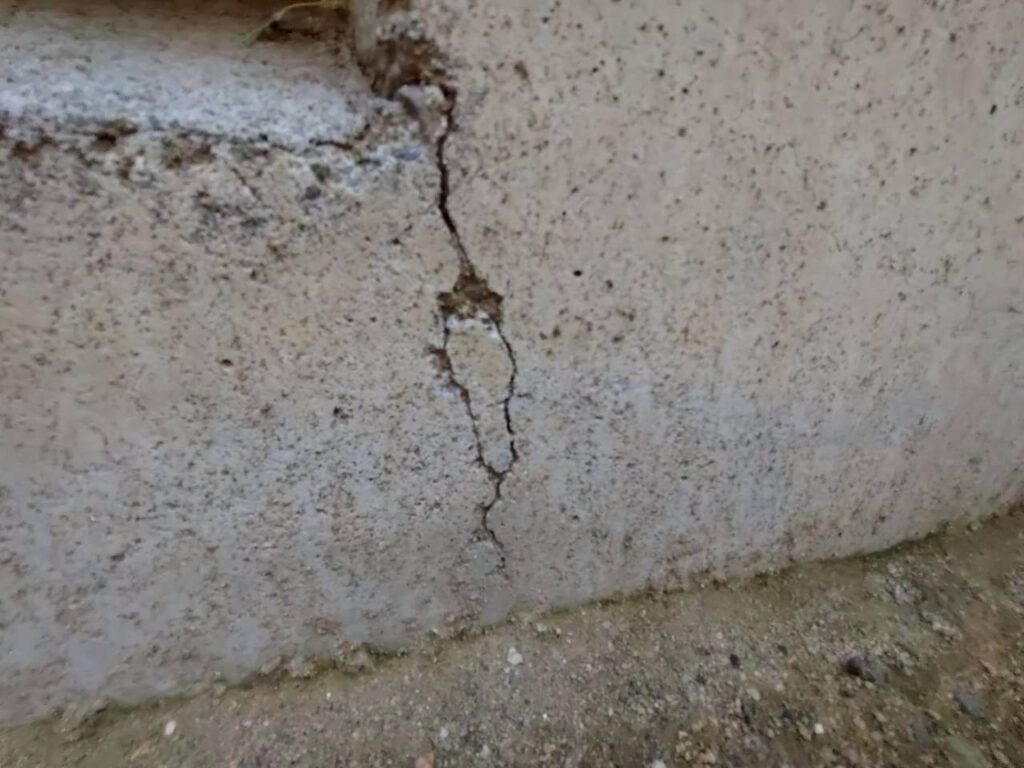 地震の影響でひび割れが広がった住宅基礎の劣化状態