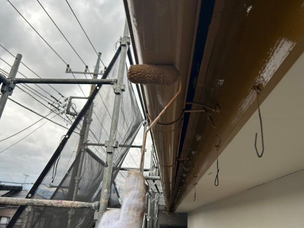 外壁塗装工事の現場で実際に撮影した雨樋塗装の作業写真