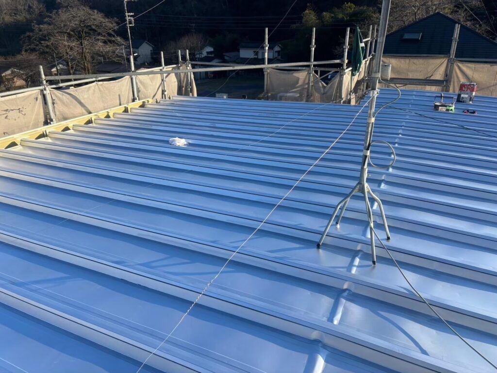 屋根塗装工事の現場で実際に撮影した屋根塗装2枚目の作業写真