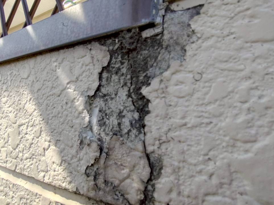 塗膜剥離が広がり雨漏りにつながる恐れがある外壁の損傷