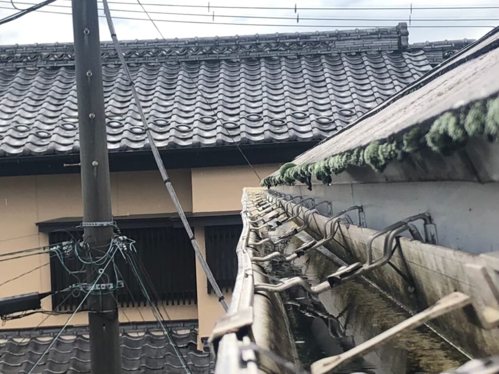 強風で大きく歪んだ雨樋と修理が必要な破損箇所