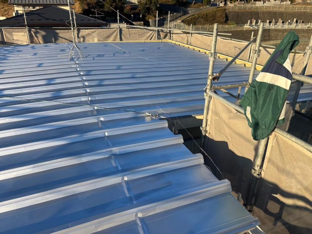 【さいたま市の施工事例】屋根塗装工事で色褪せたガルバリウム…
