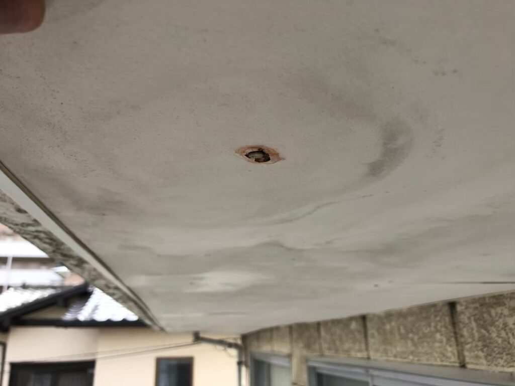雨漏りの水分で茶色い雨染みが生じた軒天