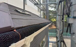 【さいたま市の施工事例】雨樋修繕工事で落ち葉による排水不良と軒樋破損を改善した事例