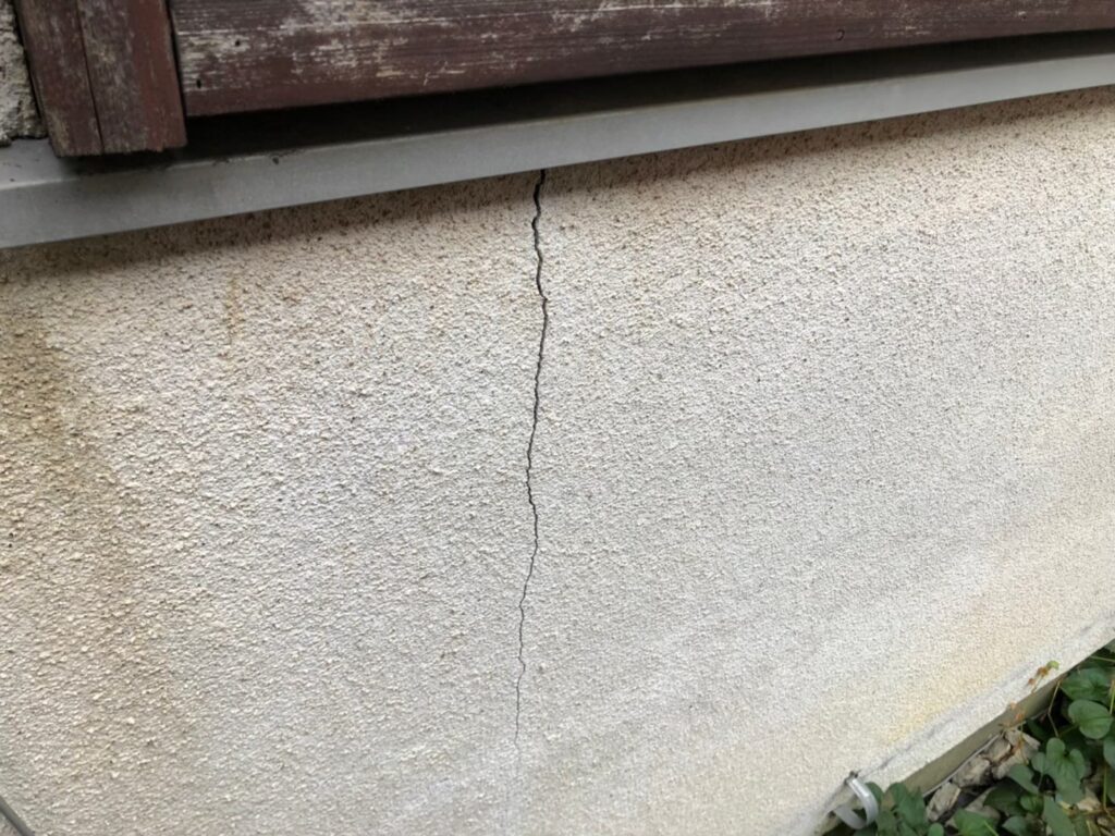 大きなひび割れが生じ雨水が侵入しやすい外壁の劣化状態