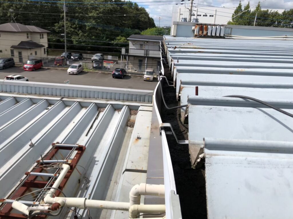 強風で大きく歪んだ雨樋と修理が必要な破損箇所