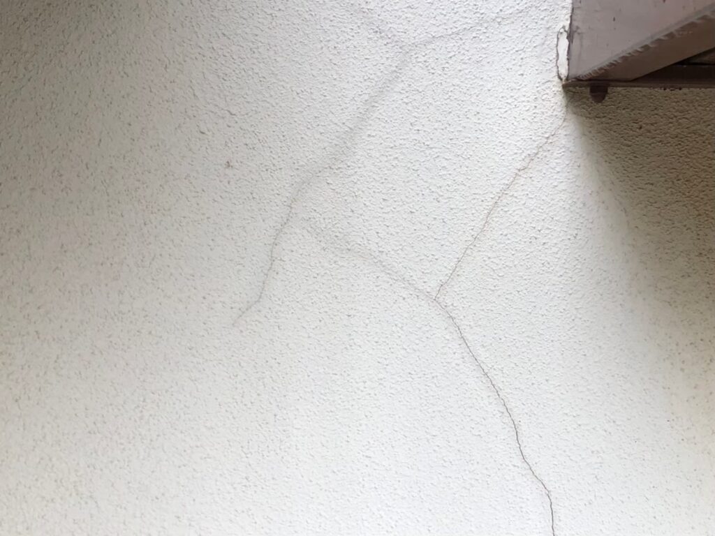 大きなひび割れが生じ雨水が侵入しやすい外壁の劣化状態