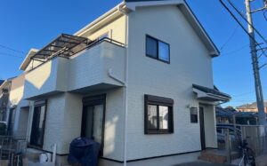 【川越市の施工事例】外壁塗装工事でコーキング・軒天・破風まで整えた外装メンテナンス事例